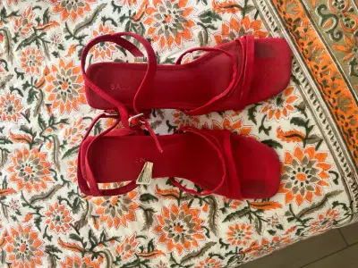 Sandalias rojas elegantes - miniatura 1