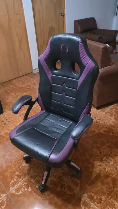 Silla gamer negra y morada - miniatura 1