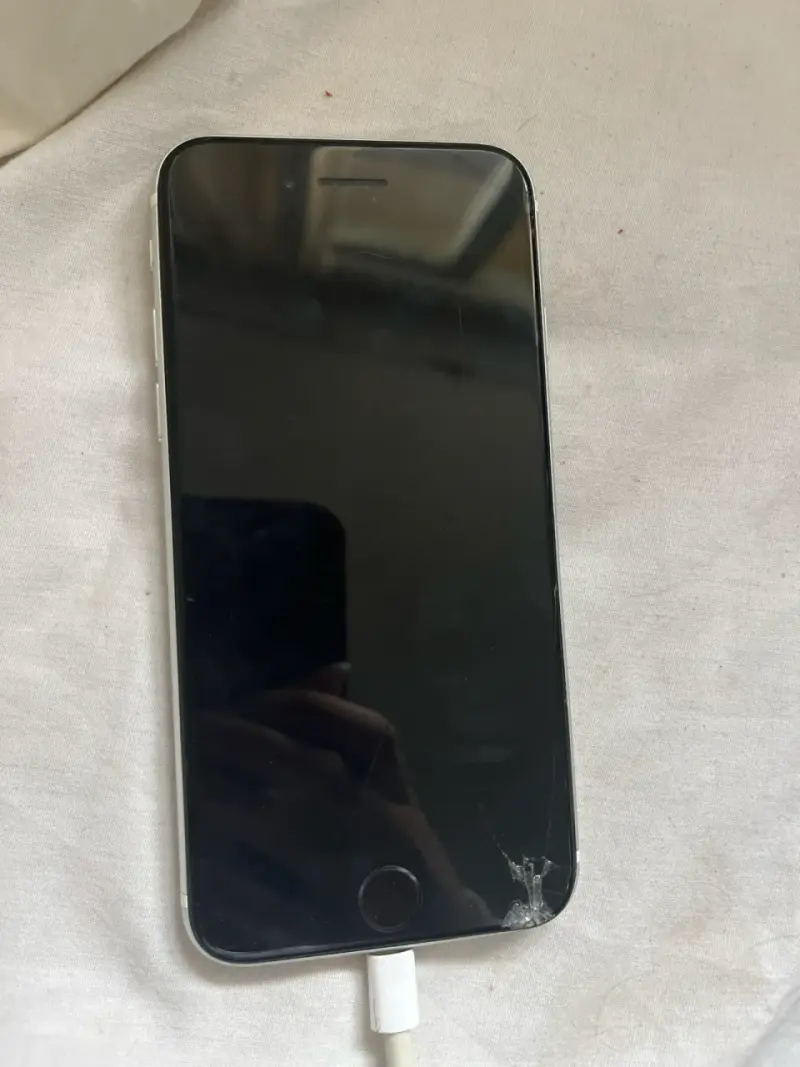 iPhone Se 1 con pantalla rota - 2