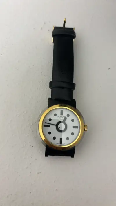 Reloj Tissot dorado y negro Memphis heritage - miniatura 1
