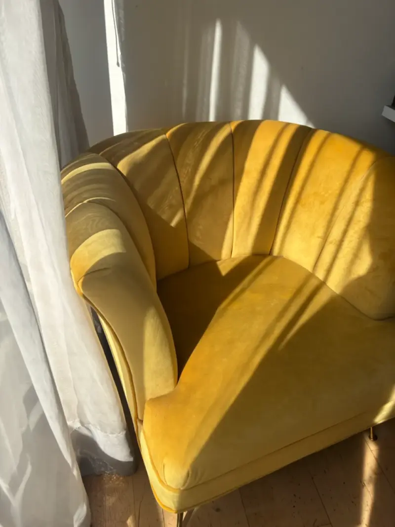 Sofá esquinero amarillo - 1