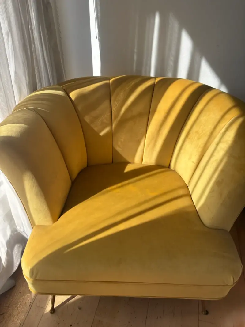 Sofá esquinero amarillo - 2