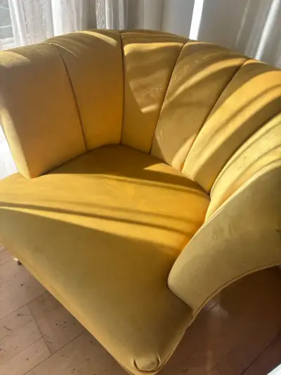 Sofá esquinero amarillo - miniatura 3