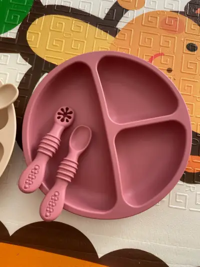 Set de plato y utensilios rosados - miniatura 1