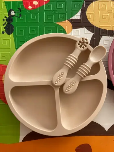 Set de plato y utensilios rosados - miniatura 2