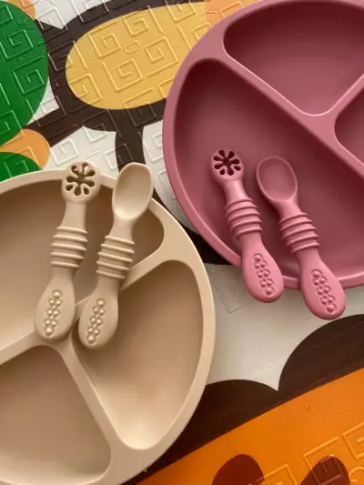 Set de plato y utensilios rosados - miniatura 3