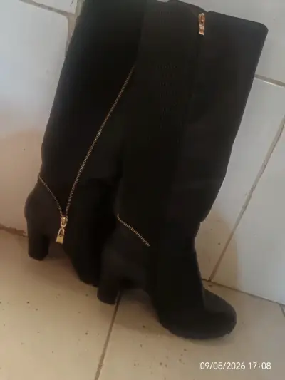 Botas negras con cierre dorado - miniatura 1