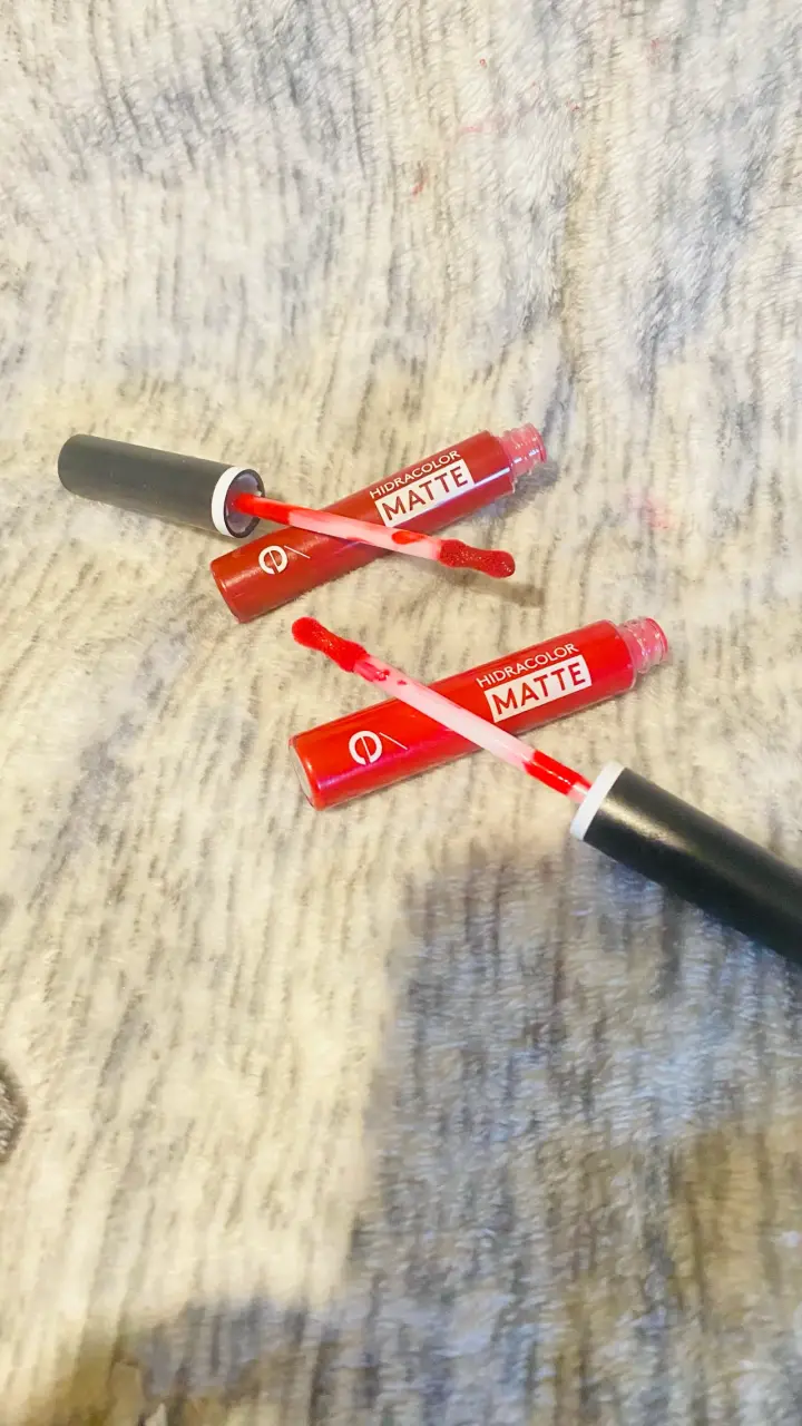Brillo labial rojo mate