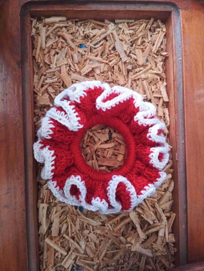 Scrunchi rojo y blanco tejido - 1