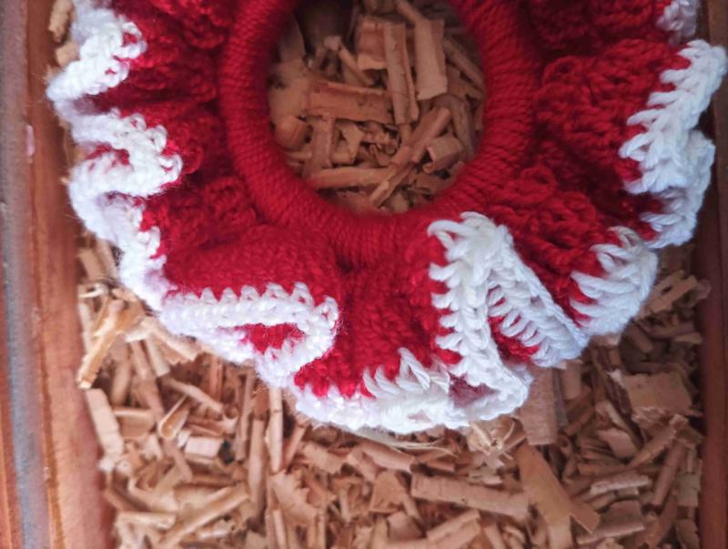Scrunchi rojo y blanco tejido - 2