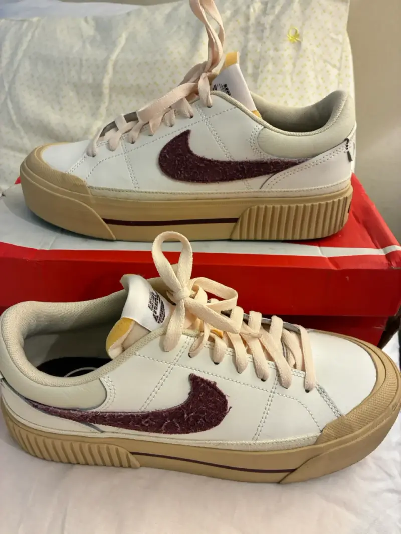 Zapatillas Nike deportivas blancas y burdeos - 1