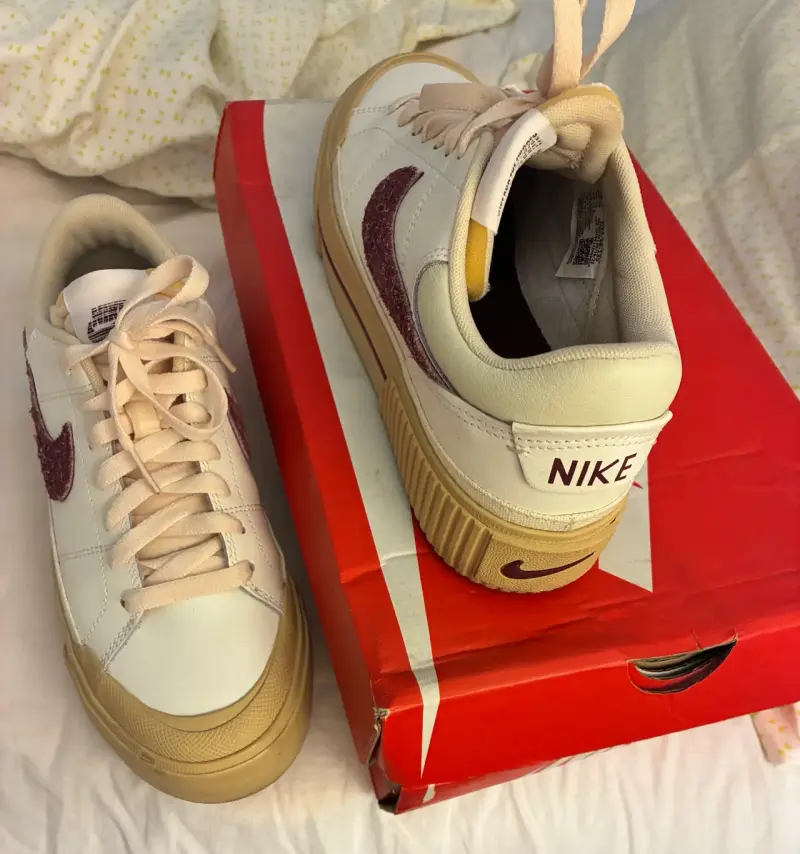 Zapatillas Nike deportivas blancas y burdeos - 3