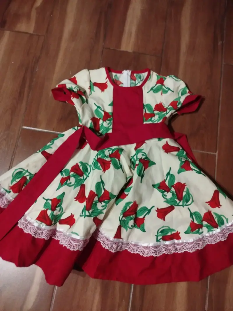 Vestido infantil floreado rojo y blanco