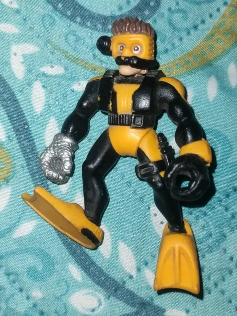 Figura de acción buzo amarillo
