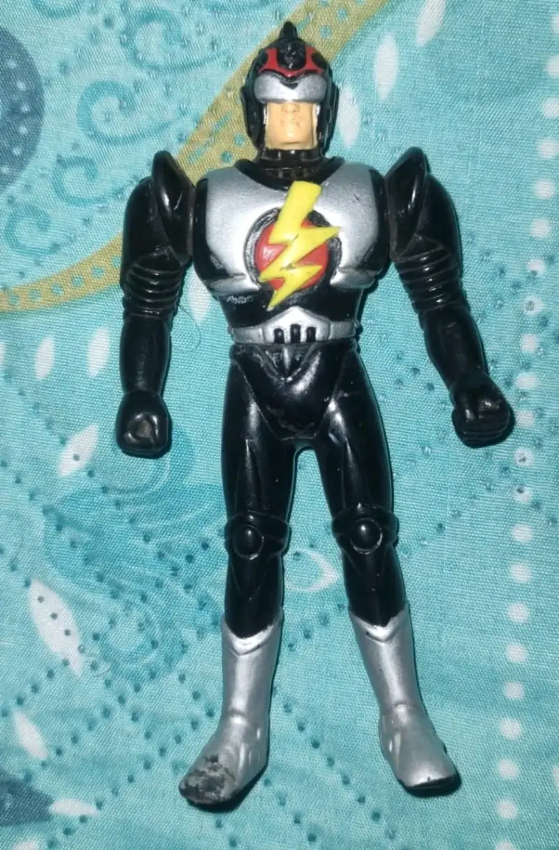 Figura de acción negra y plateada