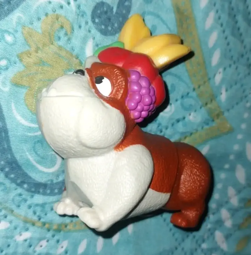 Figura de juguete perro con frutas