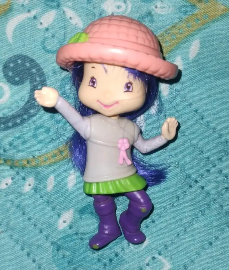 Muñeca de juguete con sombrero rosa