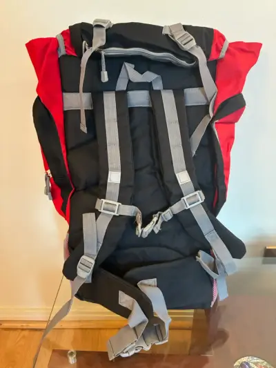 Mochila de trekking roja y negra - miniatura 2