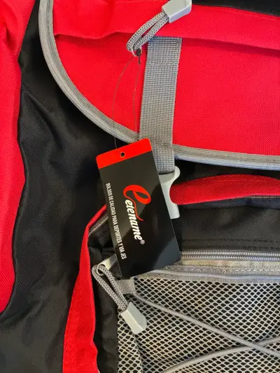 Mochila de trekking roja y negra - miniatura 3