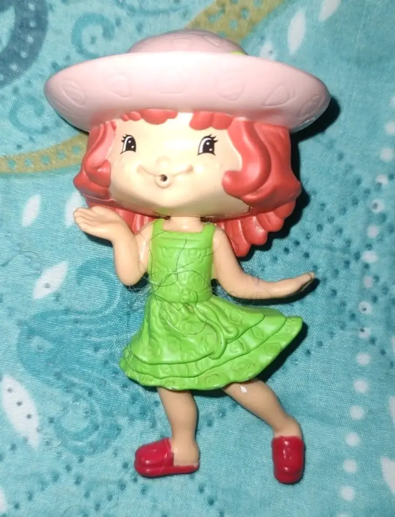 Muñeca pequeña con sombrero rosa