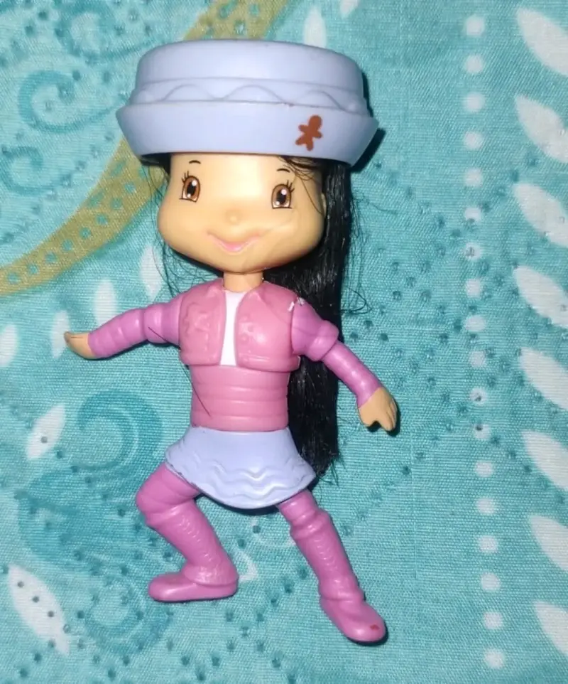 Muñeca pequeña con sombrero