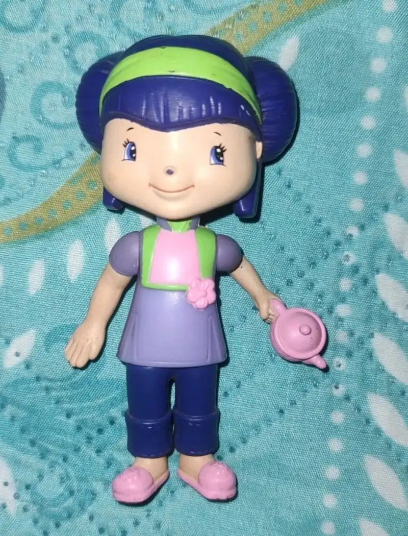 Muñeca chica con tetera