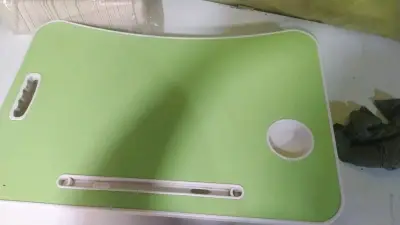Mesa plegable verde para cama - miniatura 1