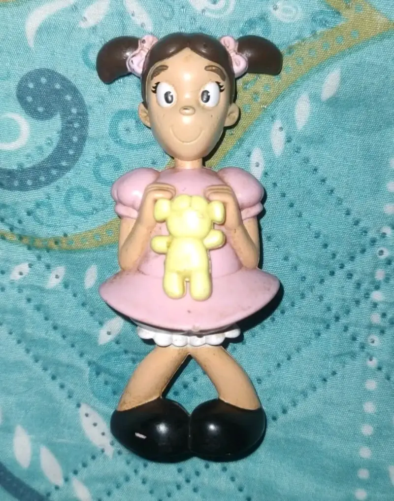 Figura de niña con osito