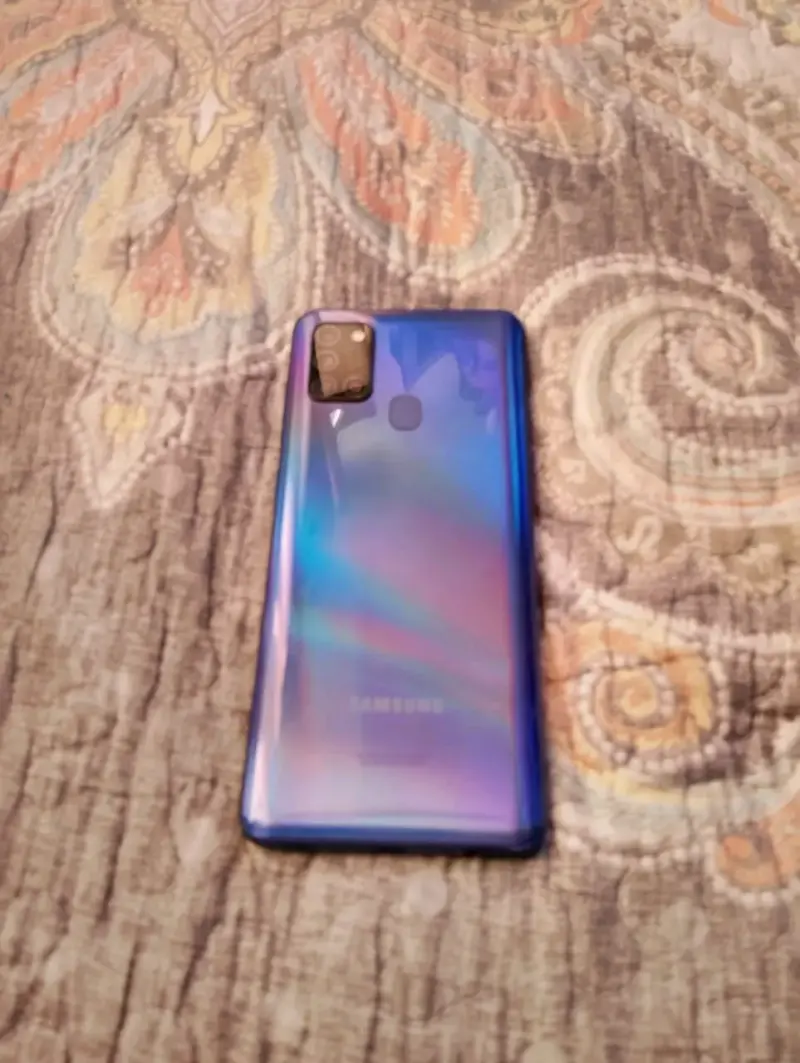 Celular Samsung azul en buen estado