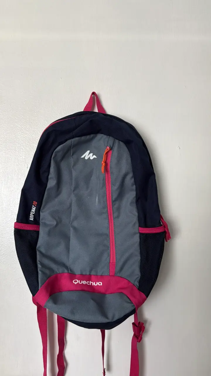 Mochila Quechua gris y rosa