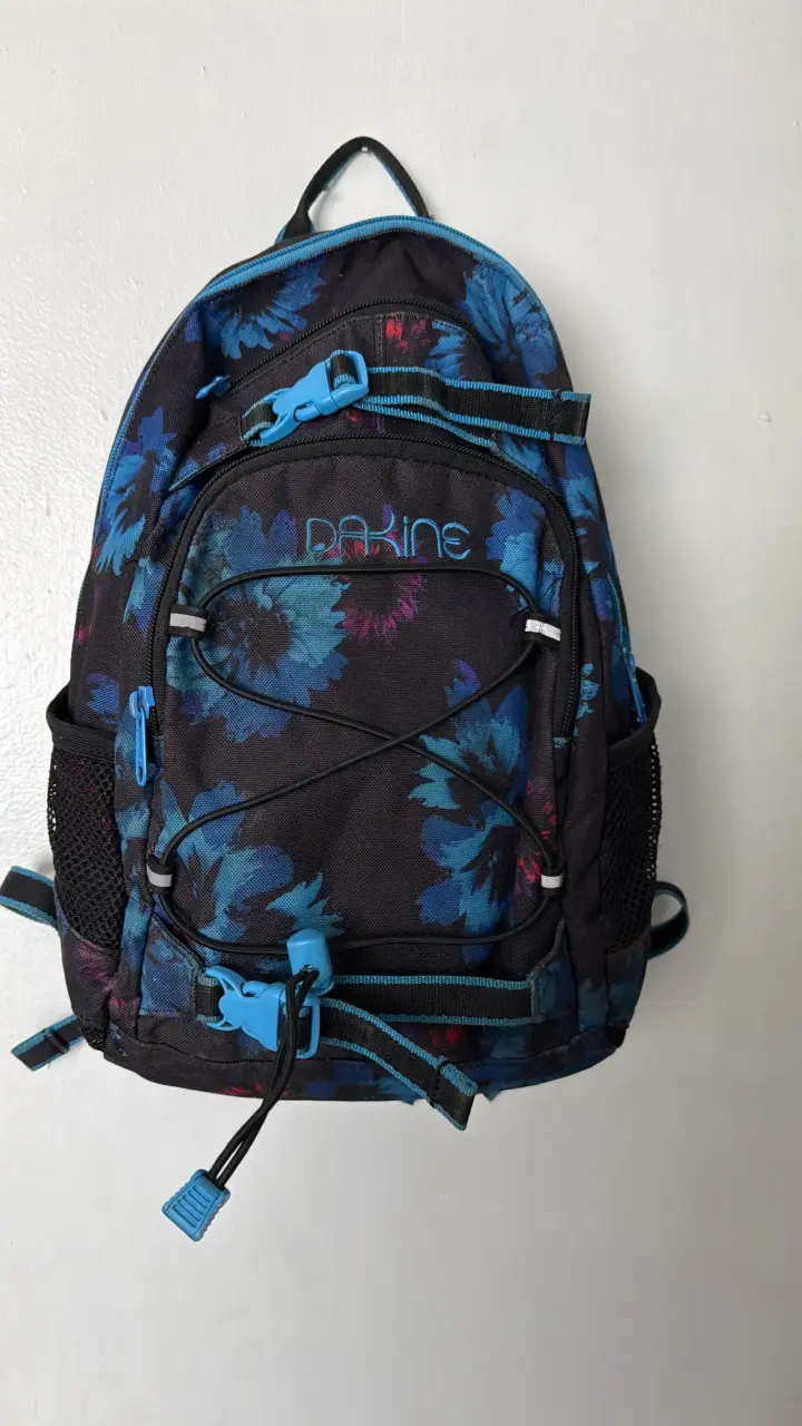 Mochila floral negra y azul