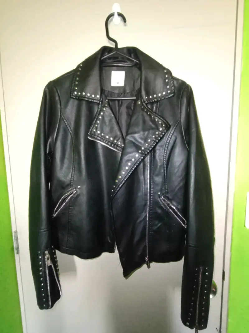 Chaqueta moto cuero negra con tachas