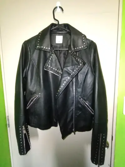 Chaqueta moto cuero negra con tachas - miniatura 1