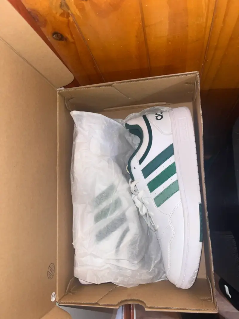 Zapatillas Adidas con franjas verdes - 1