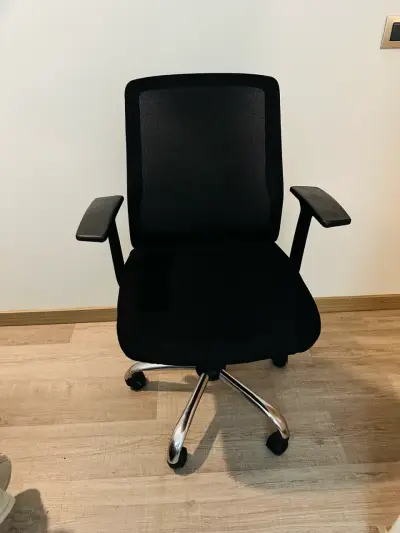 Silla de oficina negra giratoria - miniatura 1