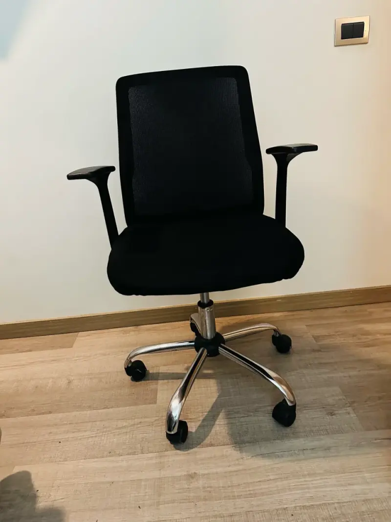 Silla de oficina negra giratoria - 2