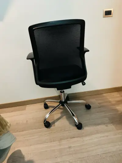 Silla de oficina negra giratoria - miniatura 3