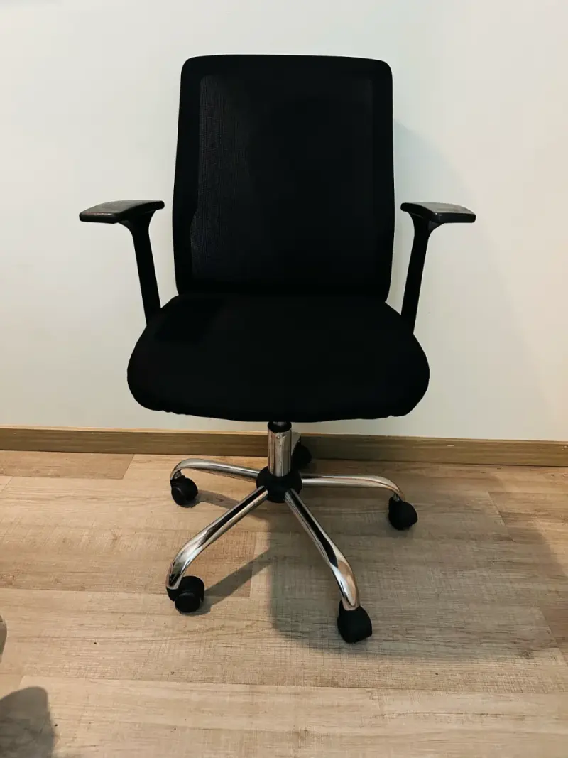 Silla de oficina negra giratoria - 4