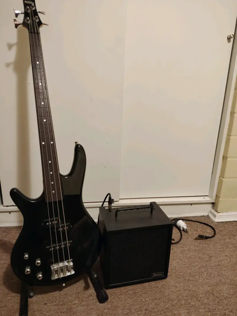 Bajo eléctrico negro con amplificador - 1