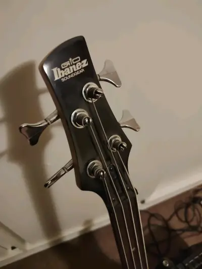 Bajo eléctrico negro con amplificador - miniatura 2