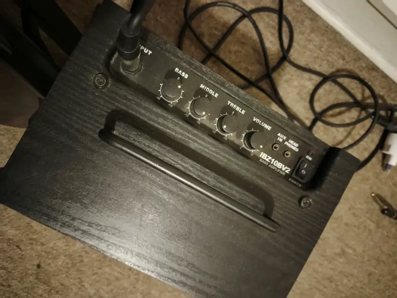 Bajo eléctrico negro con amplificador - 3