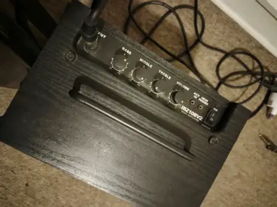 Bajo eléctrico negro con amplificador - miniatura 3