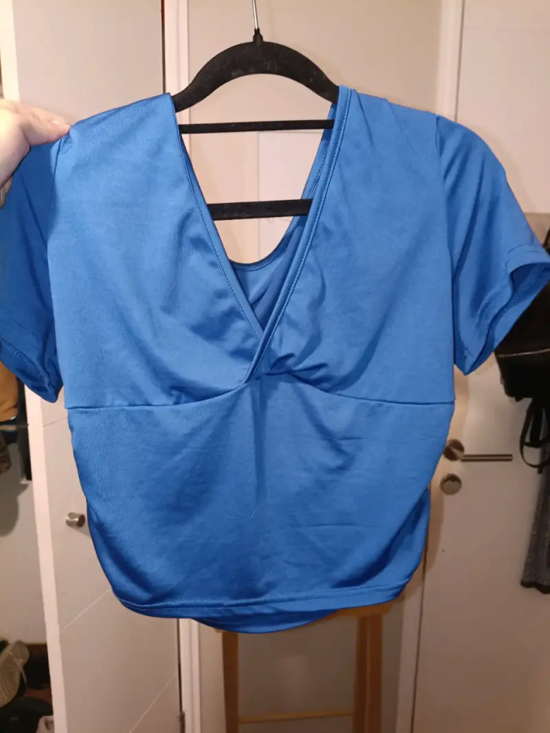 Polera azul con escote en V - 1