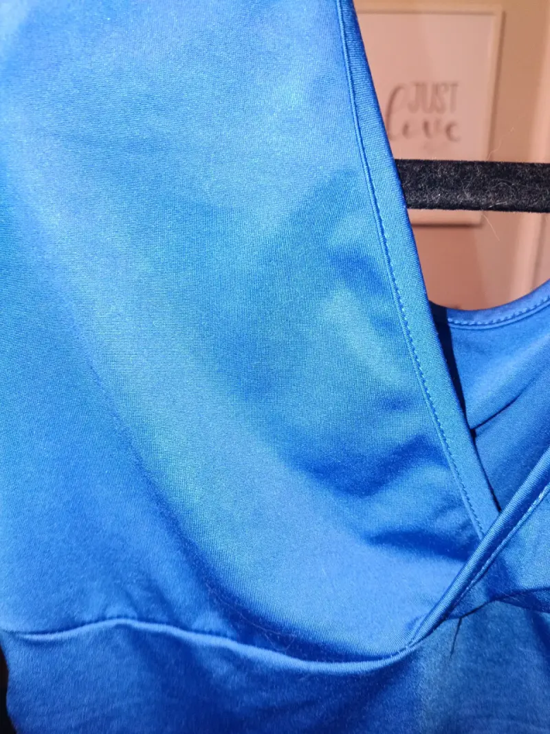 Polera azul con escote en V - 2