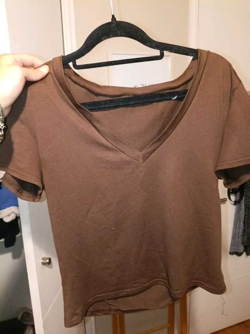 Polera café cuello V - 1