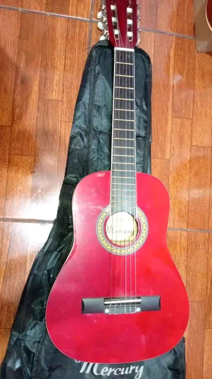 Guitarra clásica roja Mercury