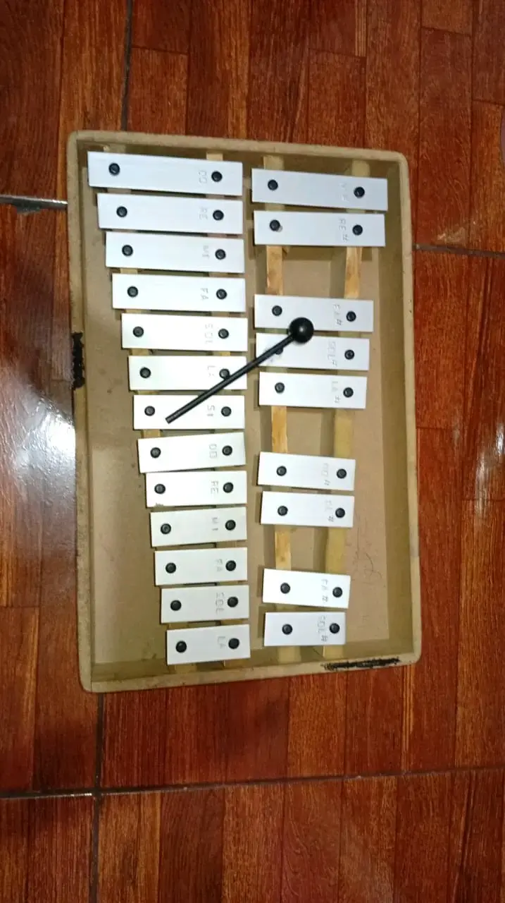 Xilófono de metal con baqueta