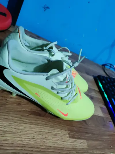 Zapatillas deportivas blancas y verdes - miniatura 1