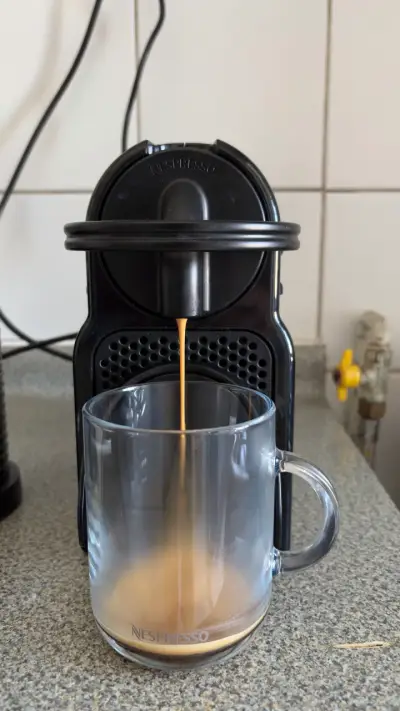 Máquina de café Nespresso negra - miniatura 1
