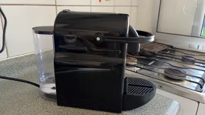 Máquina de café Nespresso negra - miniatura 2